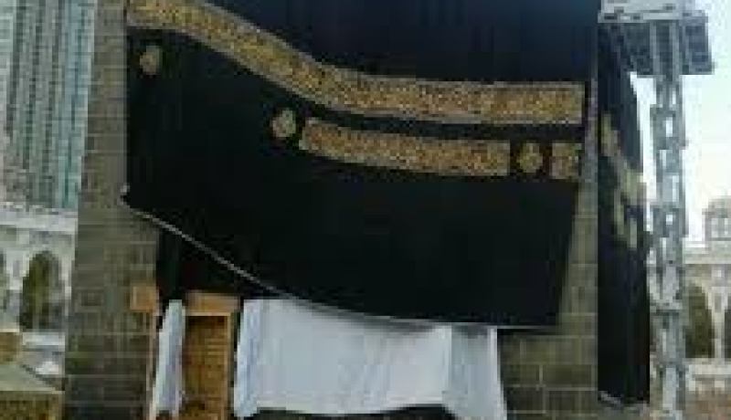 الكعبة المشرفة ترتدي كسوتها الجديدة في يوم الوقوف عرفات