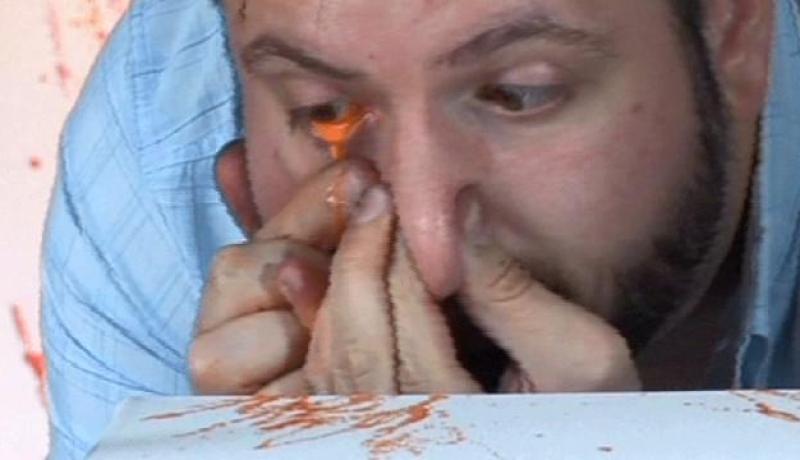 بالفيديو رسام ارجنتينى يرسم لوحات بعينيه