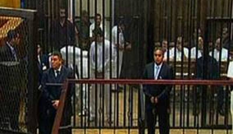 مشادات بين المدعين بالحق المدني وهيئة دفاع مبارك بعد قرار المحكمة بالتنحي
