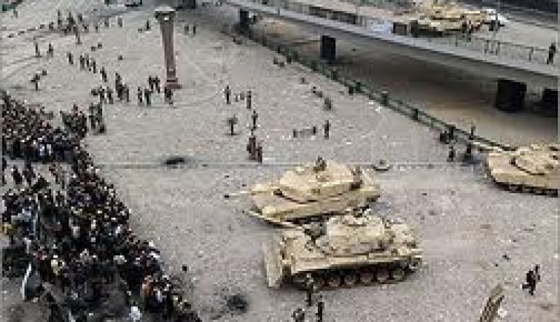 انتشار دبابات الجيش قرب ميدان التحرير في مصر