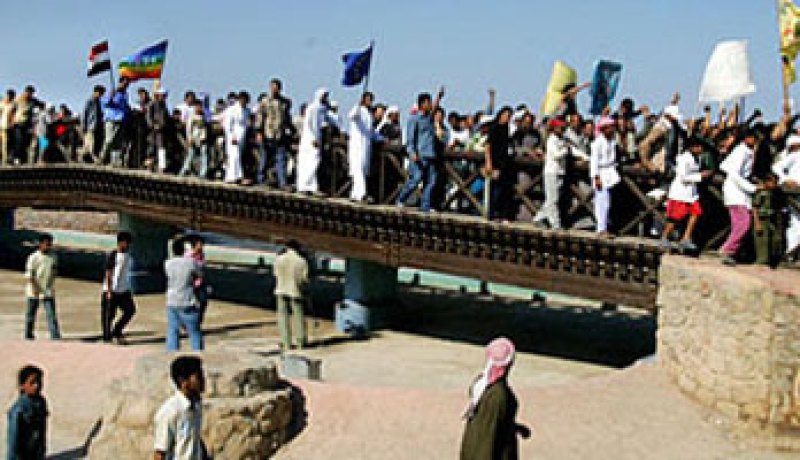 قوات الأمن تمنع تواجد الأهالى بميدان الشيخ زويد وتطالب إخلاءه فورا