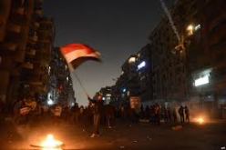 متظاهر يرفع علم مصر أعلى مكتب الإرشاد بالمقطم