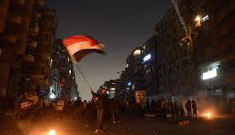 متظاهر يرفع علم مصر أعلى مكتب الإرشاد بالمقطم