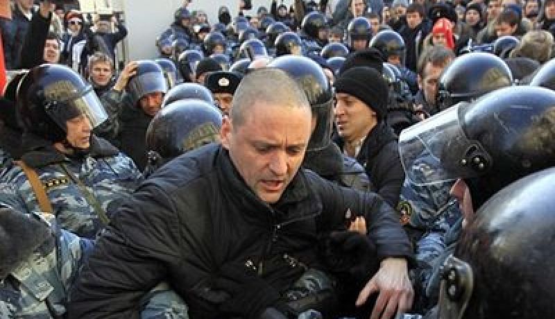 تمديد الإقامة الجبرية لزعيم المعارضة اليسارية فى روسيا