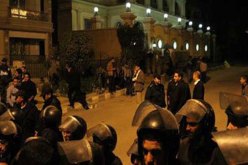 تجدد الاشتباكات أمام مقر جماعة الإخوان المسلمين بالقاهرة