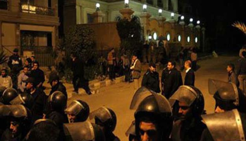 تجدد الاشتباكات أمام مقر جماعة الإخوان المسلمين بالقاهرة