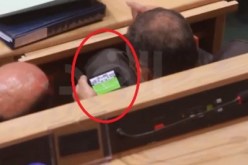 وزير أردني ينشغل باللعب أثناء كلمة رئيس الحكومة