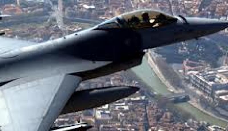 مقاتلات تخترق حاجز الصوت فوق القاهرة والجيش يؤكد حياده