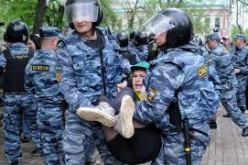 شرطة موسكو تعتقل 40 شخصا اثر تفريق مسيرة معارضة لبوتين