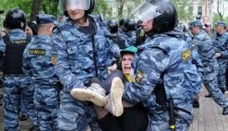 شرطة موسكو تعتقل 40 شخصا اثر تفريق مسيرة معارضة لبوتين