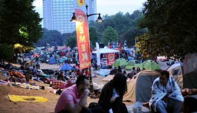 آلاف المتظاهرين ينظمون حفلا موسيقيا في ساحة تقسيم للتنديد بسياسة أردوغان