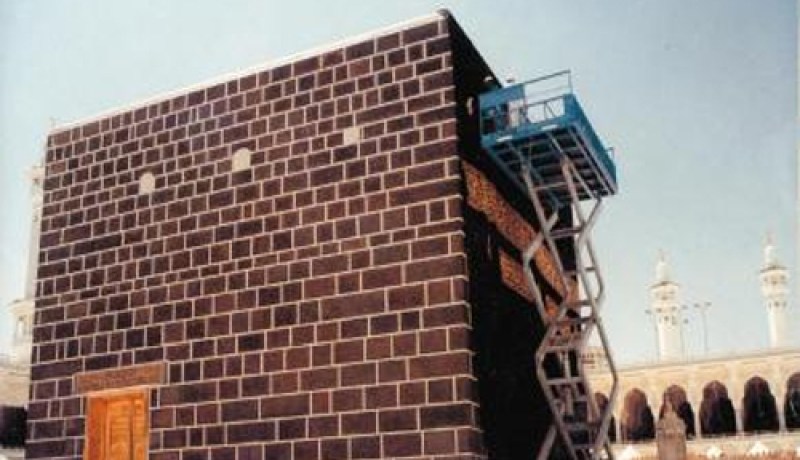 أمير مكة يتشرف بغسل الكعبة المشرفة نيابة عن خادم الحرمين