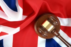 مليونير مسلم يحاكم بريطانيا ويعلق “الشهادة” على منزله