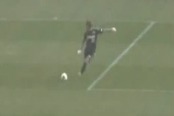 مرة أخرى حارس مرمى يرسل الكرة من محيط منطقة الجزاء ويحرز هدفا