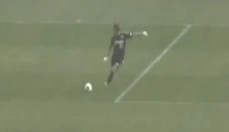 مرة أخرى حارس مرمى يرسل الكرة من محيط منطقة الجزاء ويحرز هدفا