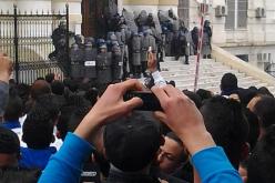 بالفيديو: الامن يوقف اعمال عنف من طرف متمردين امام مجلس القضاء