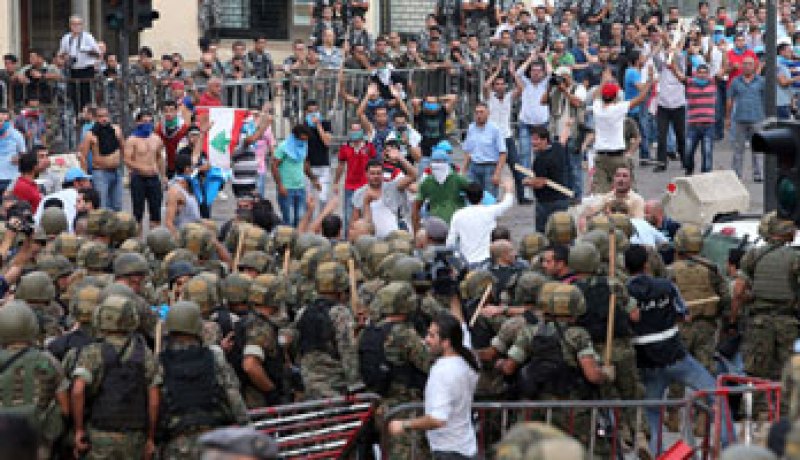 قطع الطرق بشمال لبنان للمطالبة بمعرفة مصير المفقودين ببحر إندونيسيا