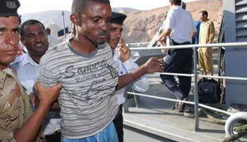 النيابة اليمنية تحقق مع 18 صوماليًا تم ضبطهم مسلحين بجزيرة «درسة»