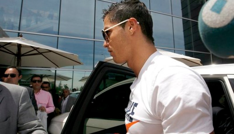 كريستيانو رونالدو يتبرع بدمه لجرحى قطار مدريد