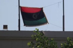 متظاهرو السفارة الليبية يحرقون علمها احتجاجاً على اعتقال الأقباط