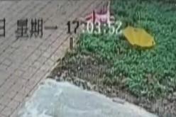 طفلة تقفز بمظلة من الطابق السادس متأثرة بالأفلام الكارتونية