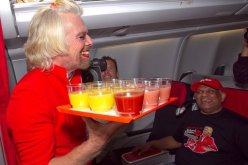 ملياردير بريطاني يتحول لمضيفة طيران ليوم واحد بعد خسارة رهان مع صديقه