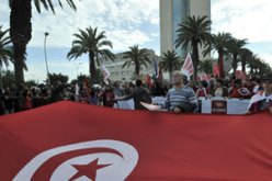 المعارضة فى تونس تدعو للتظاهر إلى حين حل الحكومة والمجلس التأسيسى