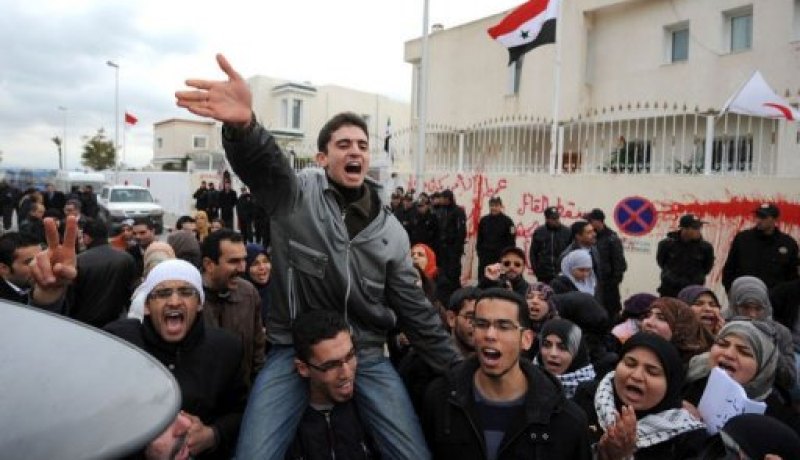 تونسيون يتظاهرون دعماً للنظام السوري