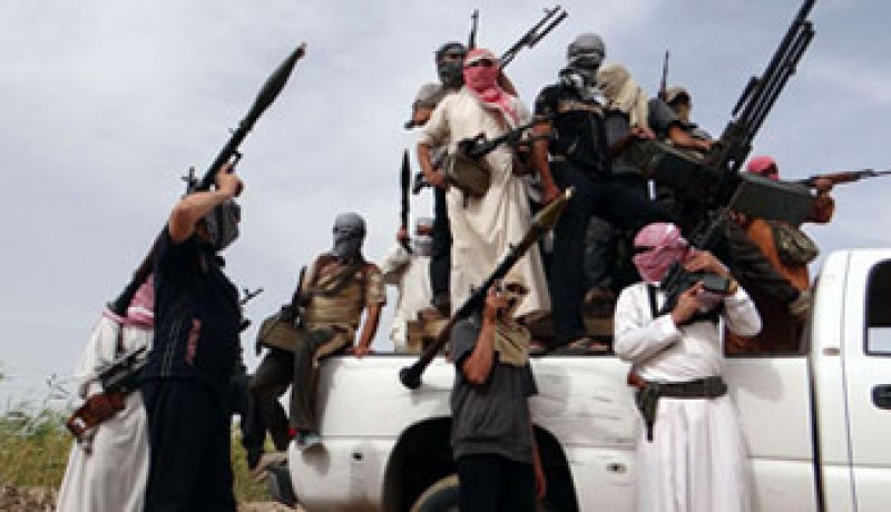 مسلحون قبليون يستولون على سيارة حكومية وسط اليمن