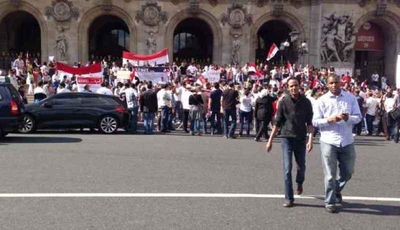 “تمرد فرنسا” تعتصم لحين “رحيل مرسي” وتعتبر بيان الجيش دعوة للتنحي