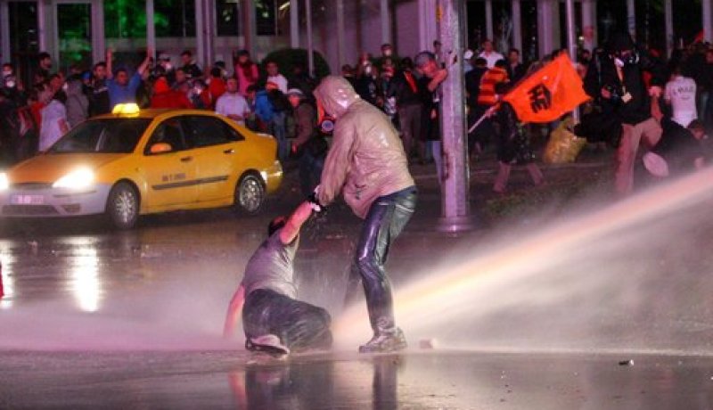 الشرطة التركية تستخدم الغاز المسيل للدموع ضد متظاهرين في انقرة