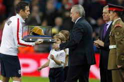 لامبارد يتسلم القبعة الذهبية بمناسبة خوضه مباراته اليوبيلية رقم 100