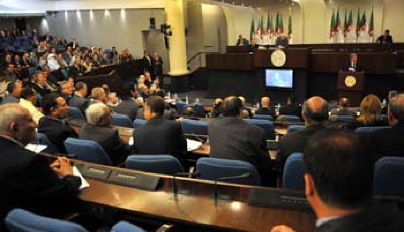 الأمين العام لحزب جبهة التحرير الوطني يجدد الثقة في رئيسي كتلة الحزب في غرفتي البرلمان
