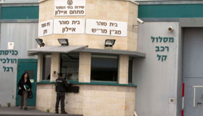 محكمة إسرائيلية تحكم بالسجن المؤبد و60 سنة أخرى على صحفى فلسطينى
