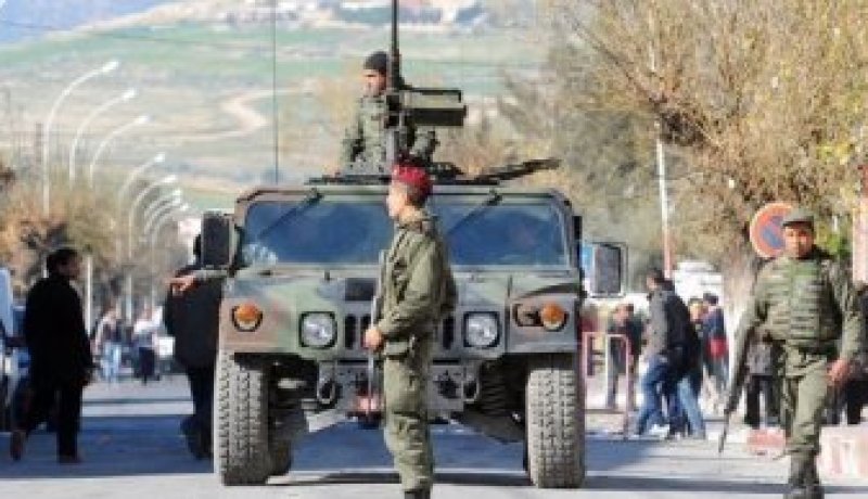 تبادل لإطلاق النار بين الشرطة التونسية ومسلحين في سيدي بوزيد