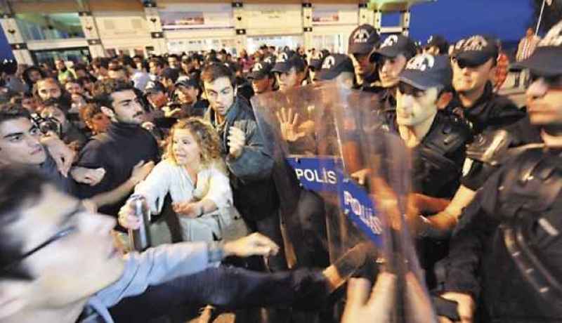 مئات المحتجين يشتبكون مع الشرطة أمام إحدى محاكم إسطنبول دون وقوع إصابات