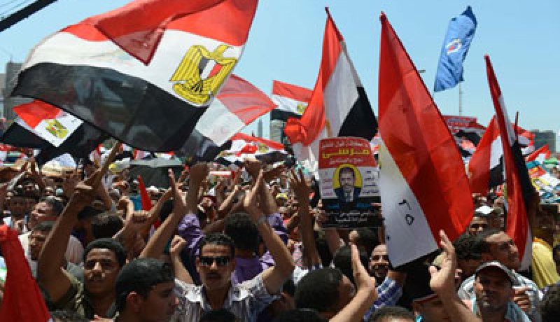 حجز 4 مصريين بتهمة إثارة الشعب أمام منزل رئيس الجمهورية