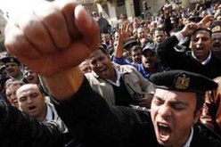 أفراد من الشرطة في مصر يتظاهرون في تحدٍ لقانون التظاهر الجديد