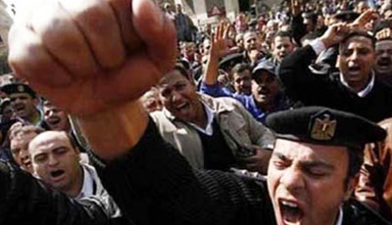 أفراد من الشرطة في مصر يتظاهرون في تحدٍ لقانون التظاهر الجديد