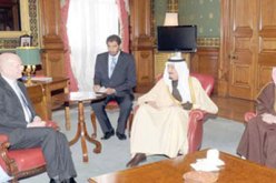 وزير الخارجية البريطاني يبحث في الدوحة الأزمة السورية