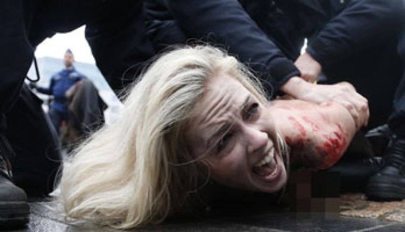 طابع جديد مستوحى من ناشطة فيمين عارية يثير اعتراضات فى فرنسا