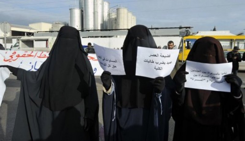 سلفيون ملثمون في تونس يعتدون على مدير مدرسة منع النقاب