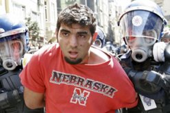 مصرع شخص وجرح 15 آخرين فى مصادمات بين الشرطة والمتظاهرين فى سريلانكا