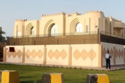 انزال علم طالبان الافغانية من على مكتبها السياسي في الدوحة