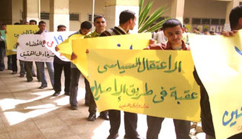 طلاب الإخوان المسلمين يقتحمون البوابة الرئيسية لجامعة القاهرة