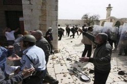 إسرائيل تحتجز المصلين داخل الأقصى