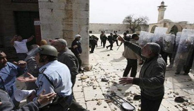 إسرائيل تحتجز المصلين داخل الأقصى