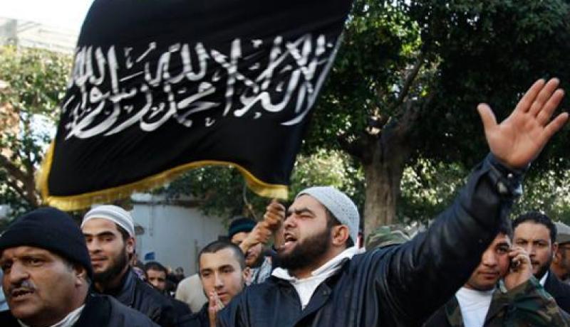 سلفيون يهاجمون مركز شرطة ومسرحا في تونس