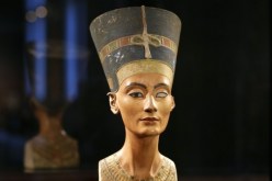 قنصل مصر في لندن يتسلم تمثالا فرعونيا من متحف بريطاني
