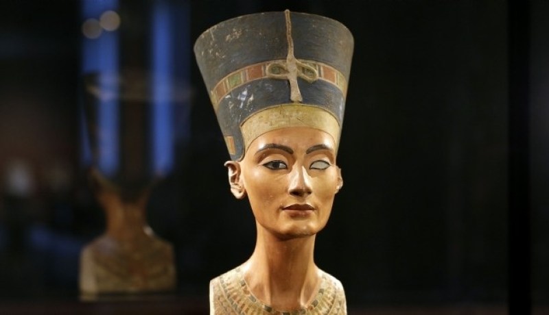 قنصل مصر في لندن يتسلم تمثالا فرعونيا من متحف بريطاني